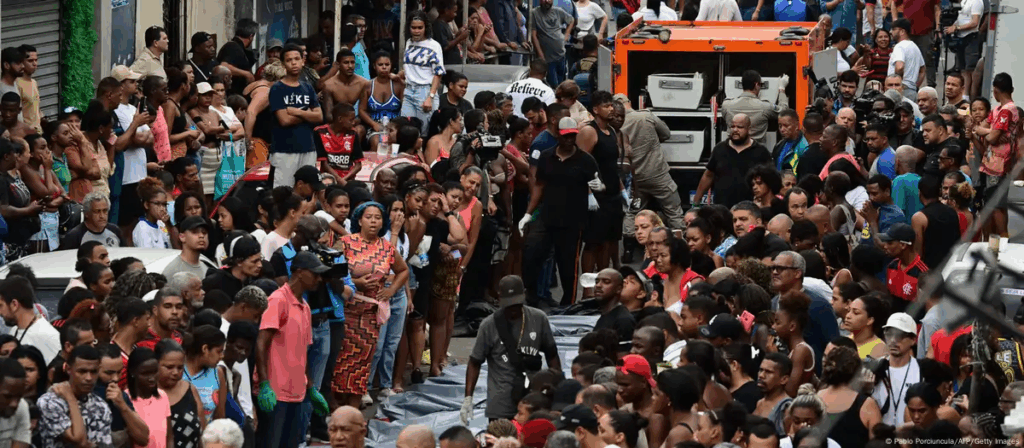 Los residentes de una favela de Río de Janeiro alinearon más de 50 cadáveres en una calle de su barrio el miércoles (29.10.2025), un día después de la operación policial más sangrienta de la historia de la ciudad. Foto: Pablo Porciuncula/AFP/Getty Images