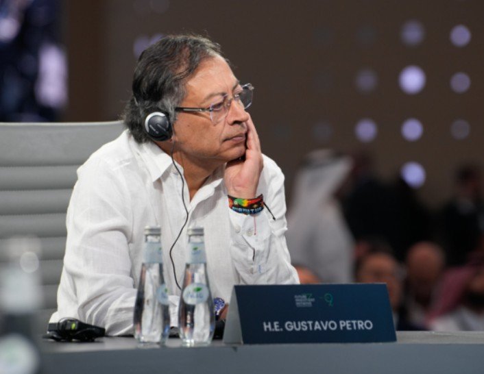 Varado en España al quedarse sin combustible su avión: Petro sufrió primeros efectos de estar en la Lista Clinton