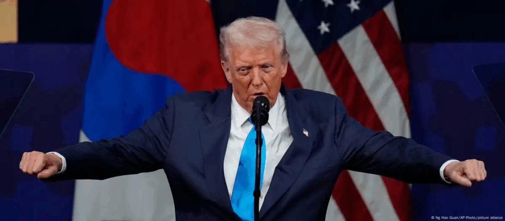 El presidente de EE.UU., Donald Trump, en un discurso durante la cumbre de APEC en Corea del Sur, el miércoles (29.10.2025). Foto: Ng Han Guan/AP Photo