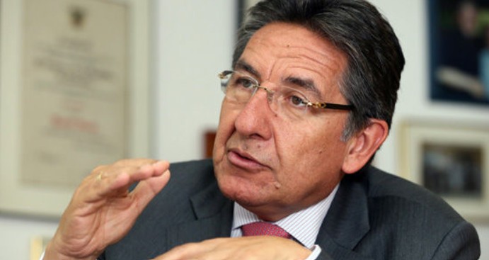 Néstor Humberto Martínez afirma que el indulto al M-19 fue derogado y podrían reabrirse los casos del Palacio de Justicia