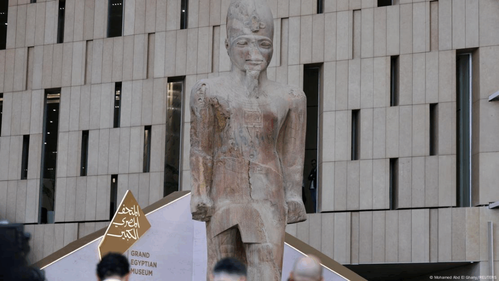 Estatua de Ramsés II en la entrada del GEM (01.11.2025) Foto: Mohamed Abd El Ghany/REUTERS