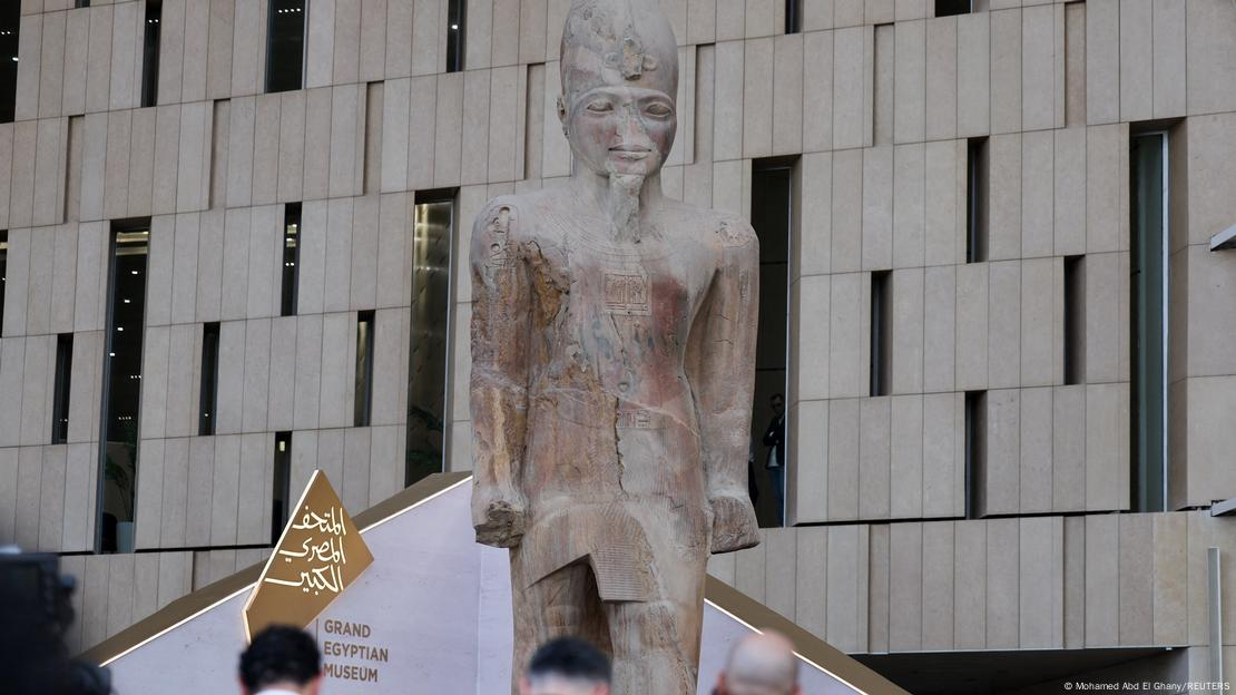 Estatua de Ramsés II en la entrada del GEM (01.11.2025) Foto: Mohamed Abd El Ghany/REUTERS
