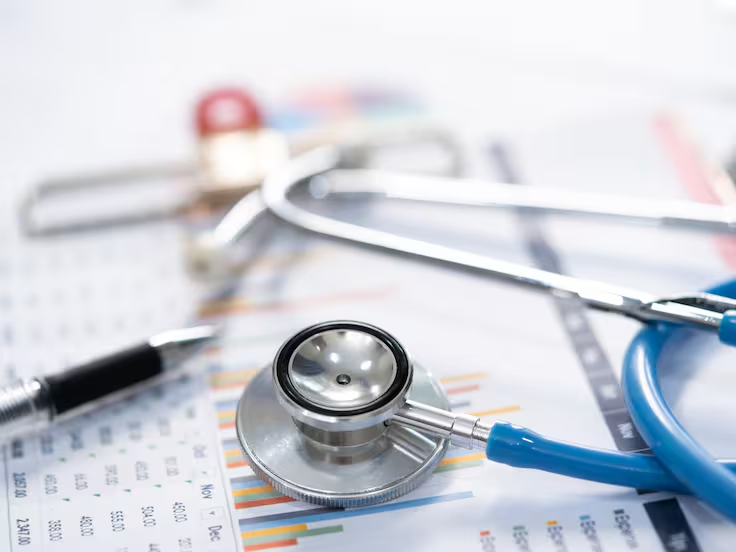 El documento identificó varias EPS con niveles de endeudamiento que superan significativamente sus activos. Foto: caracol radio