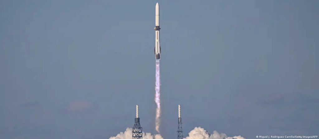 El cohete New Glenn despega desde Cabo Cañaveral, Florida, llevando la nave espacial gemela Escapade de la NASA. (13.11.2025) Foto: Miguel J. Rodriguez Carrillo/Getty Images/AFP