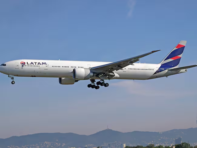 Avión de LATAM Airlines con el tren de aterrizaje (Getty Images) / NurPhoto