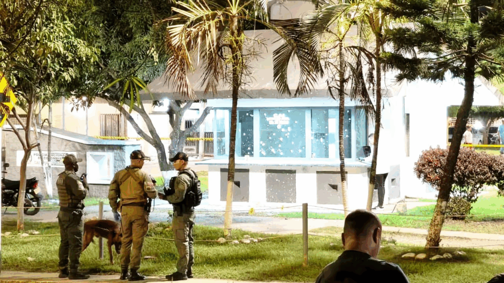 Autoridades aseguran el área del CAI de Charco Azul mientras continúan las labores de inspección tras la detonación. | Foto: Raúl Palacios / El País