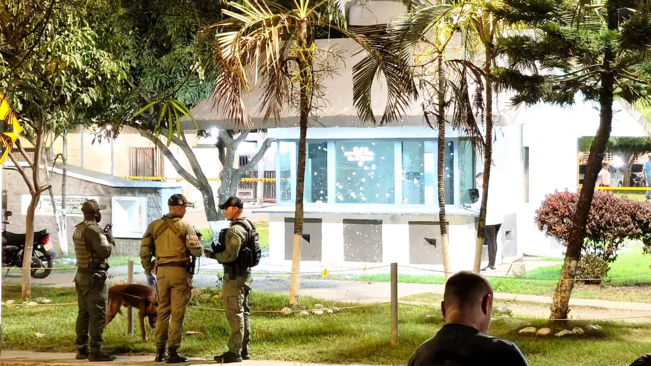 Autoridades aseguran el área del CAI de Charco Azul mientras continúan las labores de inspección tras la detonación. | Foto: Raúl Palacios / El País
