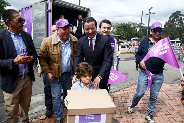 David Luna presentándose con las firmas en la Registraduría Nacional Foto: Colprensa
