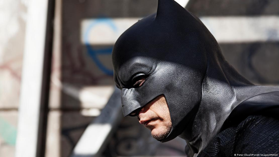 El 67,21% de los viajeros ofreció su asiento cuando Batman estaba presente, comparado con el 37,66% sin el superhéroe. Foto: Peter Ekvall/Pond5 Images/IMAGO vía dw