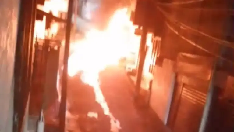 Atentado ocurrido en Suárez, Cauca, a unos metros de la estación de Policía Foto: video de redes sociales vía Bluradio