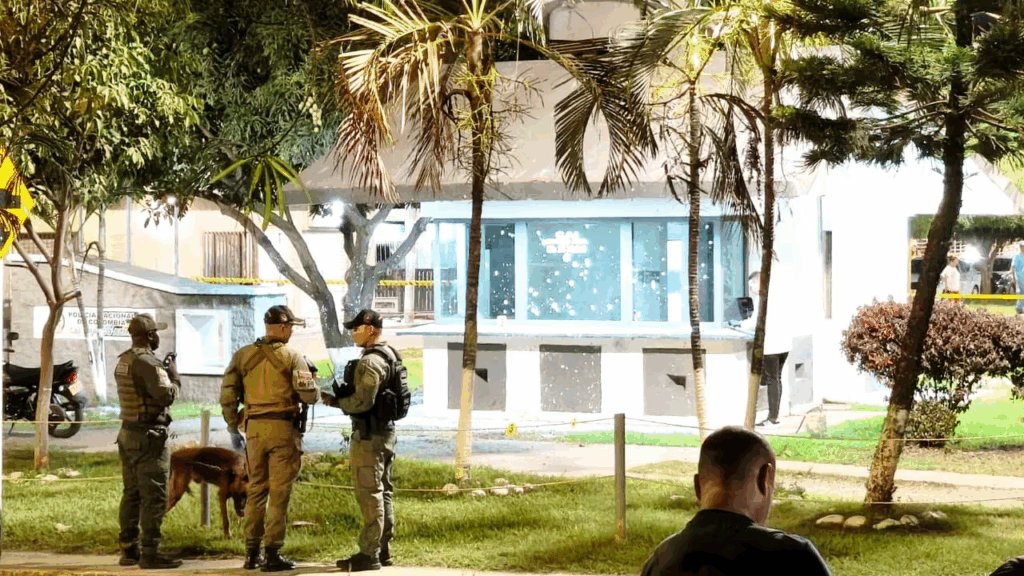 Autoridades aseguran el área del CAI de Charco Azul mientras continúan las labores de inspección tras la detonación. | Foto: Raúl Palacios / El País