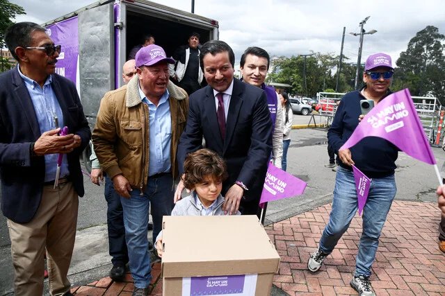 David Luna presentándose con las firmas en la Registraduría Nacional Foto: Colprensa