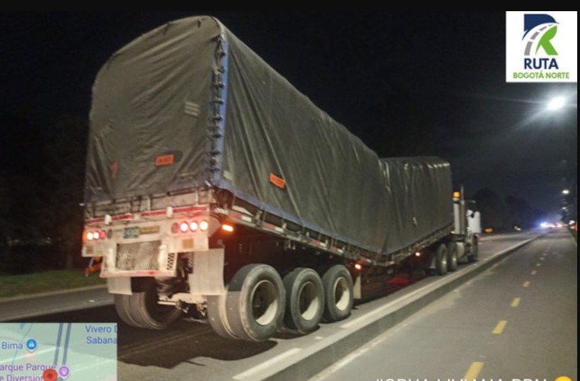 Tractomula cargada con explosivos se parte en dos y obliga a cierre parcial de la Autopista Norte en Bogotá