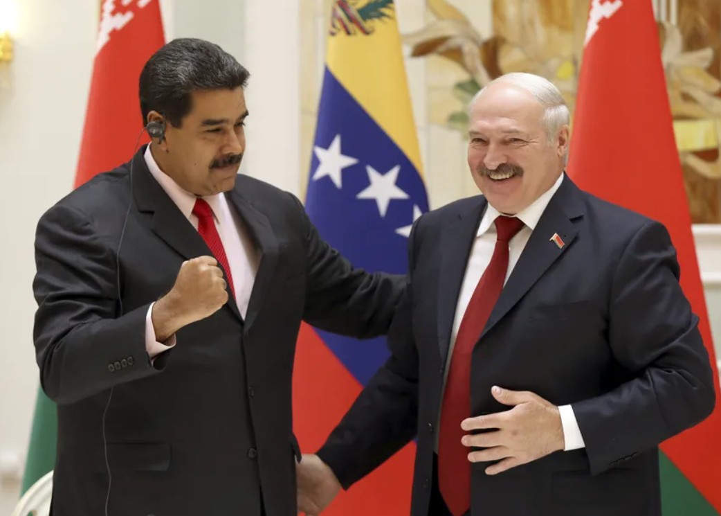 Maduro explora posible asilo en Bielorrusia, mientras Moscú reafirma su respaldo político