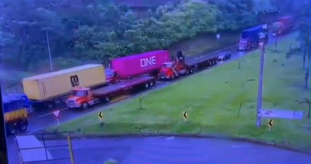 Niños sobreviven a violento de choque de tractomula contra vehículo familiar en la via Cali-Buenaventura