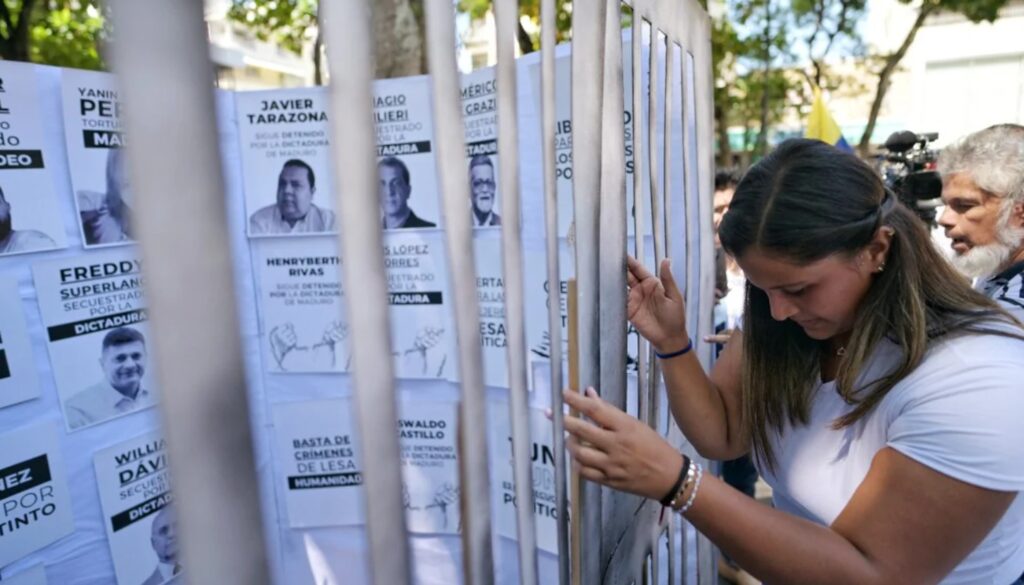 Liberan 60 presos políticos en Venezuela, más de 800 siguen detenidos