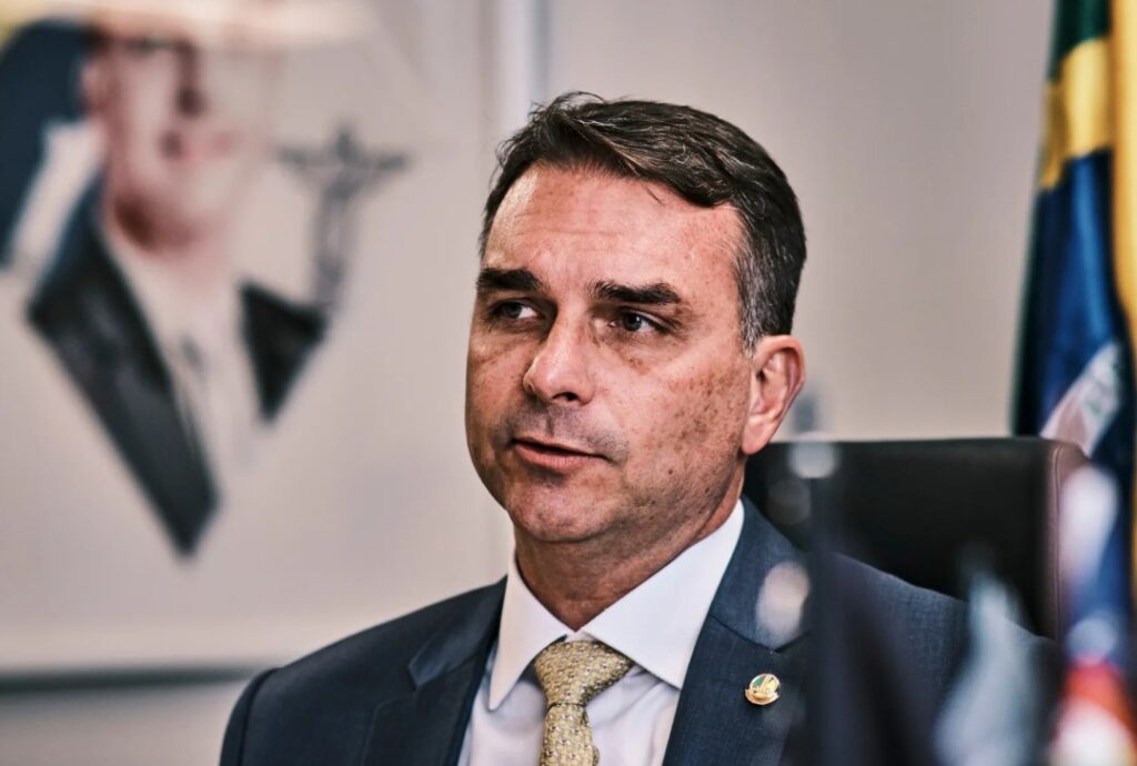 Bolsonaro ratifica a su hijo Flávio como candidato presidencial de la derecha en Brasil para 2026