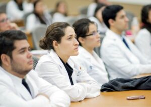 Internos de Medicina comenzarán a percibir salario mínimo en 2026