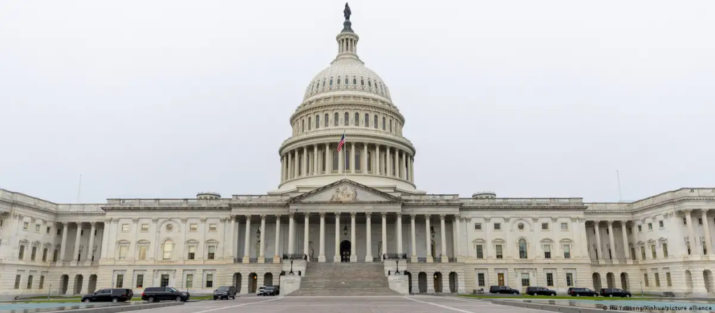 Edificio del Capitolio, sede del Congreso de Estados Unidos, en Washington D.C. (30.09.2025) Foto: Hu Yousong/Xinhua/picture Alliance vía dw