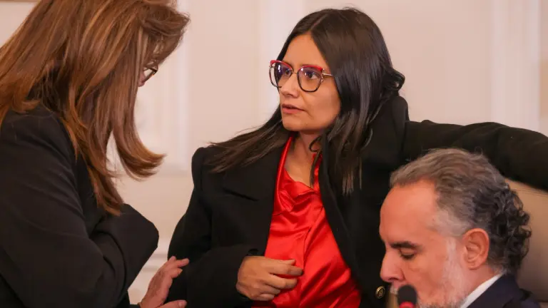 La entonces ministra de Justicia, María Ángela Buitrago, hablando con Angie Rodríguez y el ministro Armando Benedetti. Foto: Presidencia vía bluradio