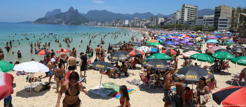 Las altas temperaturas han animado a la población de Río de Janeiro a acudir en masa a las playas cariocas, como Copacabana e Ipanema. (26.12.2025) Foto: Tomaz Silva/Agencia Brazil/dpa vía dw