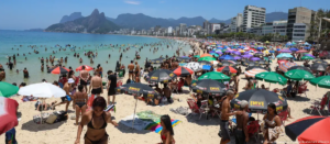 Las altas temperaturas han animado a la población de Río de Janeiro a acudir en masa a las playas cariocas, como Copacabana e Ipanema. (26.12.2025) Foto: Tomaz Silva/Agencia Brazil/dpa vía dw