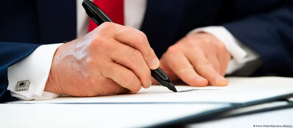 Las nuevas sanciones afectan a 10 individuos y organizaciones de Venezuela e Irán. Foto: Kevin Dietsch vía dw