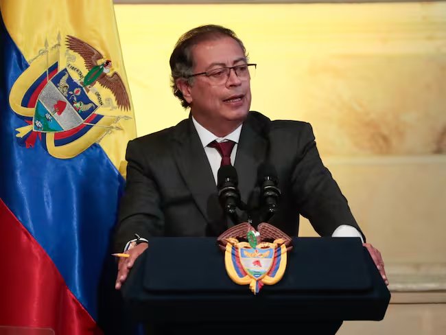 El presidente Gustavo Petro cuestionó este martes al Congreso de la República luego del hundimiento de la ley de financiamiento, proyecto con el cual el Gobierno buscaba recaudar 16,3 billones de pesos para cubrir el déficit del Presupuesto General de la Nación de 2026. La iniciativa fue archivada en las comisiones económicas, donde no obtuvo el respaldo necesario para avanzar en su trámite legislativo. A través de su cuenta en X, el mandatario afirmó que la negativa del Congreso implica un riesgo fiscal para el país y señaló que, en su criterio, era necesario obtener recursos adicionales de los sectores con mayores ingresos. Según escribió en la red social, el rechazo a la propuesta obedeció a “el desarrollo del odio político por encima del interés nacional”. El jefe de Estado sostuvo que la economía atraviesa un momento favorable para exigir un mayor aporte tributario a quienes han incrementado sus utilidades. En ese sentido, aseguró que un escenario de déficit fiscal requiere medidas que permitan equilibrar las cuentas públicas sin afectar sectores vulnerables. Petro afirmó que la no aprobación del proyecto implica consecuencias directas para el presupuesto del próximo año. “Si la crisis no la pagan los ricos, la pagarán los pobres”, señaló, aunque aseguró que su administración no permitirá que el ajuste recaiga sobre la población de menores ingresos. También advirtió que, a su juicio, las repercusiones del archivo del proyecto comenzarían a evidenciarse desde el mismo día de la decisión. El presidente agregó que la reforma tributaria buscaba obtener recursos provenientes de las utilidades de los contribuyentes con mayores ingresos, pero sostuvo que ese objetivo no se logró por lo que denominó “egoísmo social”. El Gobierno había defendido que el recaudo serviría para cerrar la brecha fiscal y asegurar la financiación de programas sociales en 2026. Con información de wradio El presidente Gustavo Petro. Foto: EFE / Carlos Ortega / Carlos Ortega (EFE) vía wradio