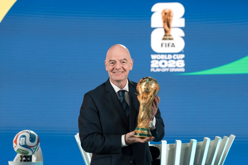 Gianni Infantino posa con el trofeo de la Fifa que se le entregará al próximo campeón del Mundial 2026. Foto Prensa Libre: EFE