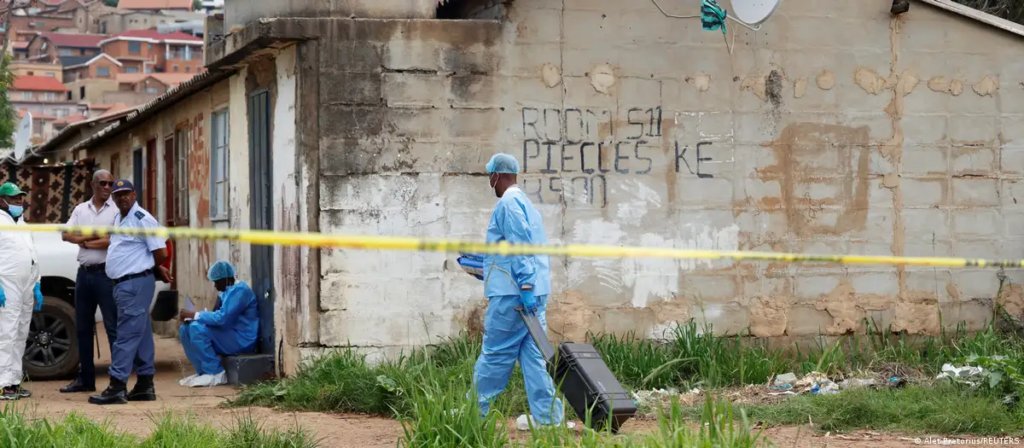 Forenses examinan la escena del crimen en Pretoria, donde hombres armados irrumpieron en un albergue y mataron a una docena de personas, entre ellas un niño de tres años el pasado 6 de diciembre. (Archivo)Imagen: Alet Pretorius/REUTERS