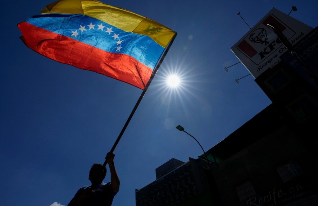 Gobierno de Venezuela afirma 400 excarcelaciones mientras ONG registran entre 56 y 76 liberaciones