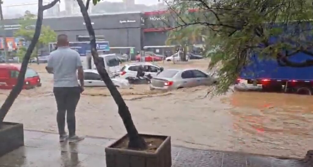 Aguacero de 44 minutos desató el caos en Medellín