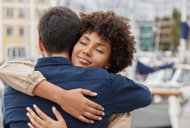 Clínica Alemana comparte que los abrazos son una medicina natural para el cuerpo y la mente