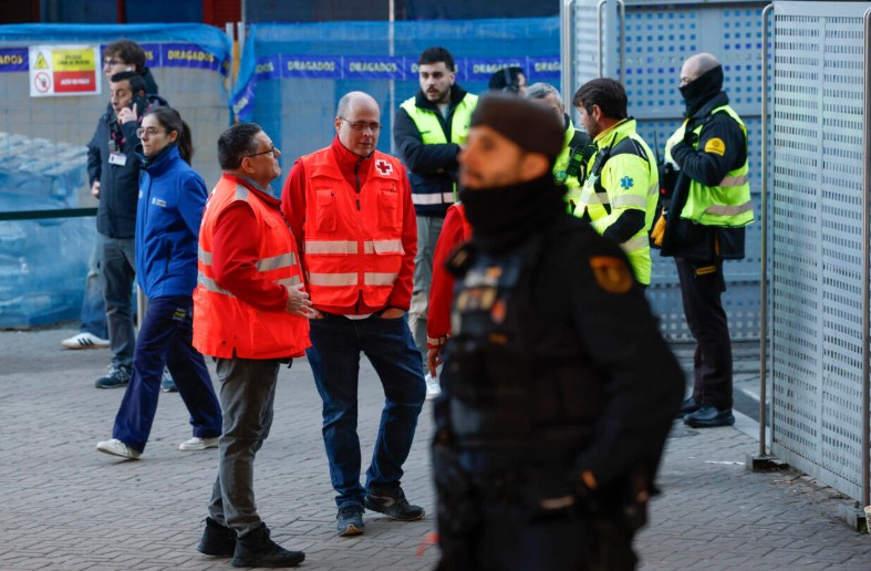Miembros de la Cruz Roja, sanitarios y personal de seguridad en la estación de Atocha de Madrid este lunes.