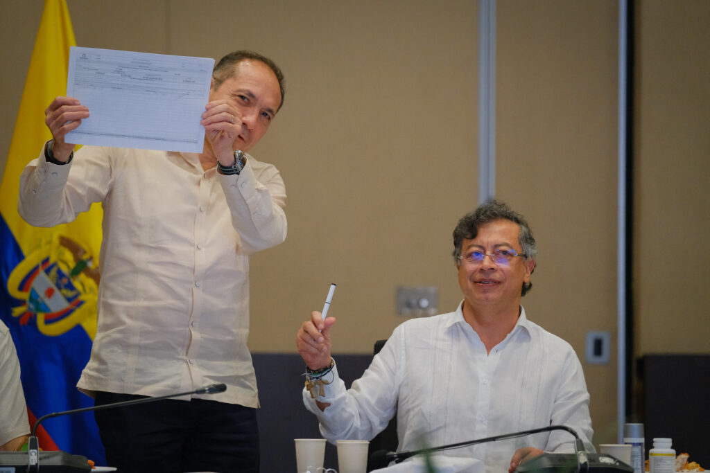 Gustavo Petro firma iniciativa para convocar a asamblea constituyente en Cartagena en medio de Consejo de Ministros