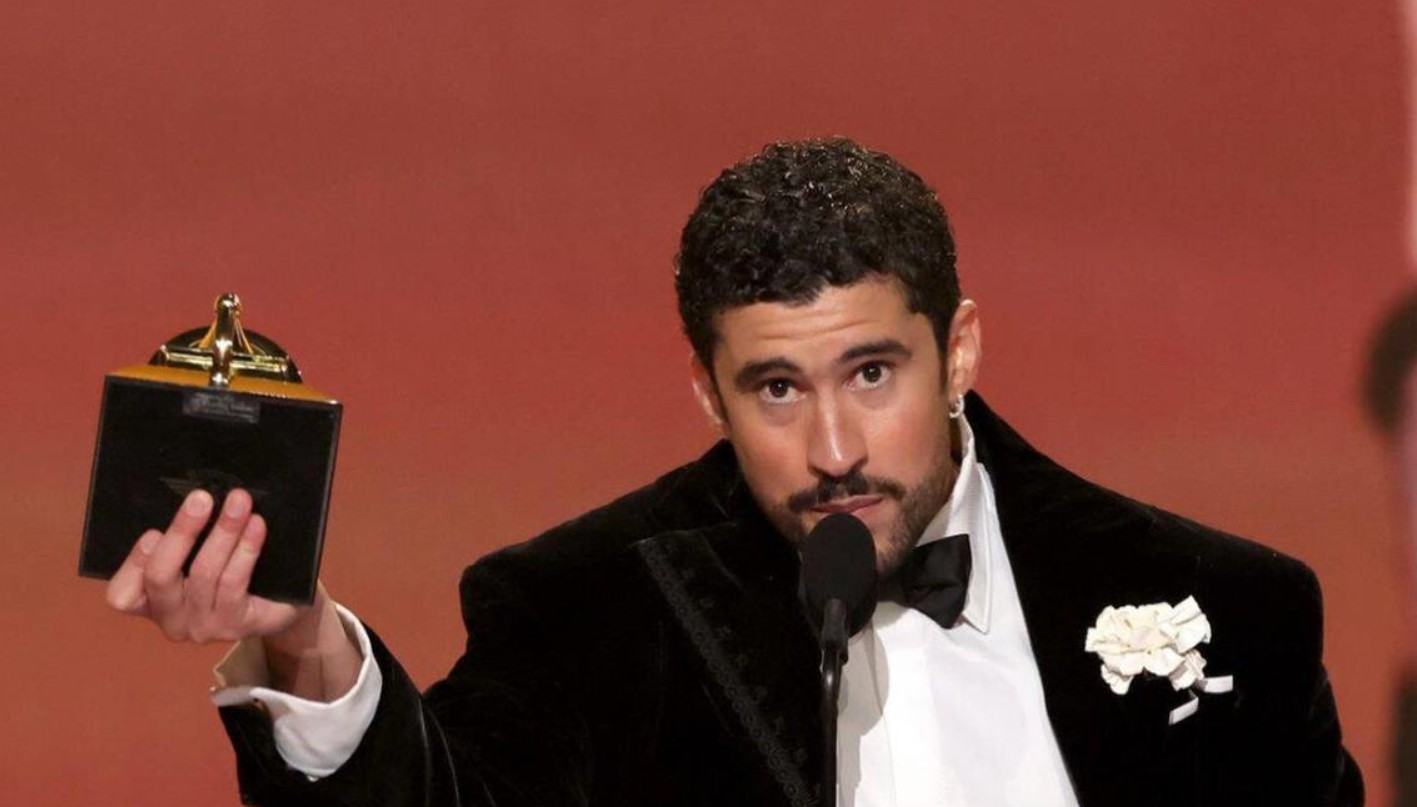 Bad Bunny hace historia en los Grammy y arremete contra ICE en emotivo discurso