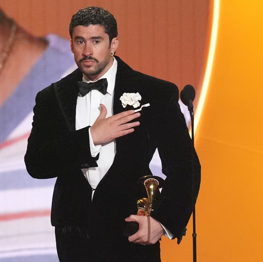 A días del Super Bowl, gobierno de EE. UU. arremete contra Bad Bunny por críticas migratorias en los Grammy