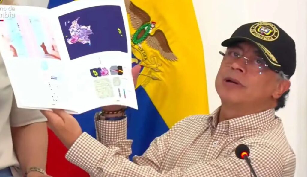 Petro muestra cómo será el nuevo pasaporte colombiano