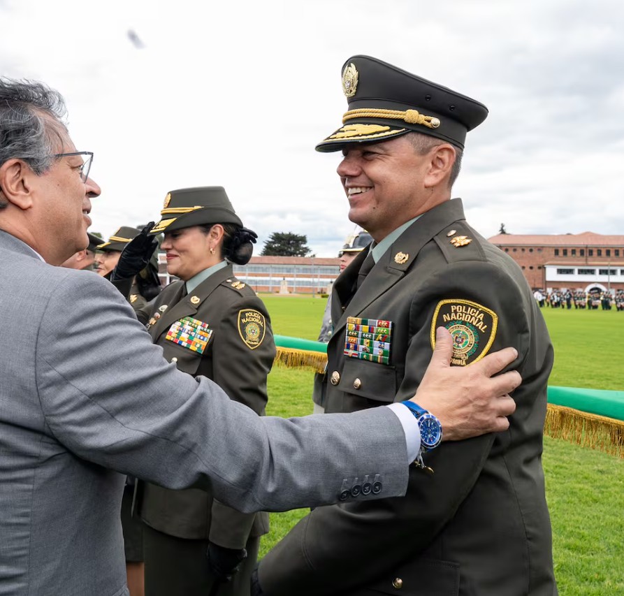 Por supuesto complot para sabotear reunión con Trump, Petro ordena retiro de general de la Policía