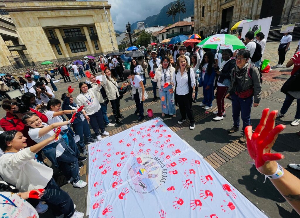 Colombia conmemora el Día de las Manos Rojas: 257 menores reclutados en 2025, pero la lucha continúa