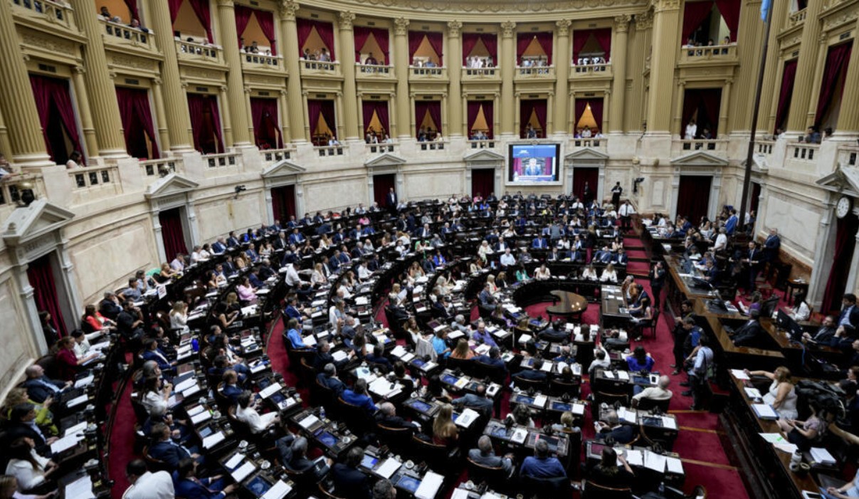 En medio de intensas discusiones, Argentina tramita nueva ley laboral