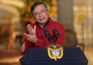 Petro convoca movilizaciones y decreta medida transitoria tras suspensión del salario mínimo