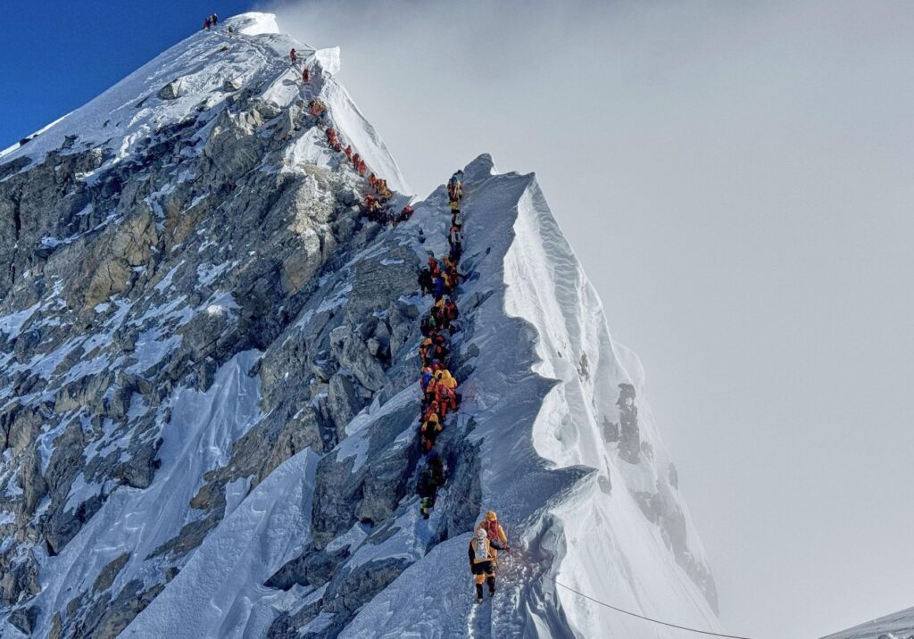 Nepal impone estrictos requisitos para escalar el Everest: pagar altas sumas de dinero no será suficiente