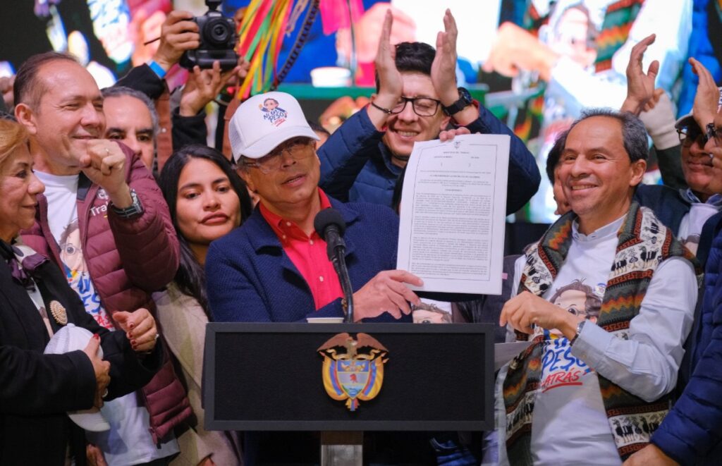 Gustavo Petro ratifica aumento del 23,7 % del salario mínimo 2026