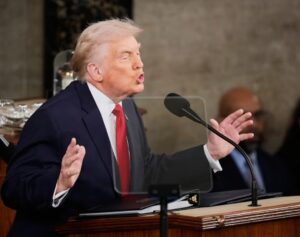 Trump bate récord en su discurso en el Estado de la Unión, donde exaltó al piloto herido en operación de extracción de Nicolás Maduro