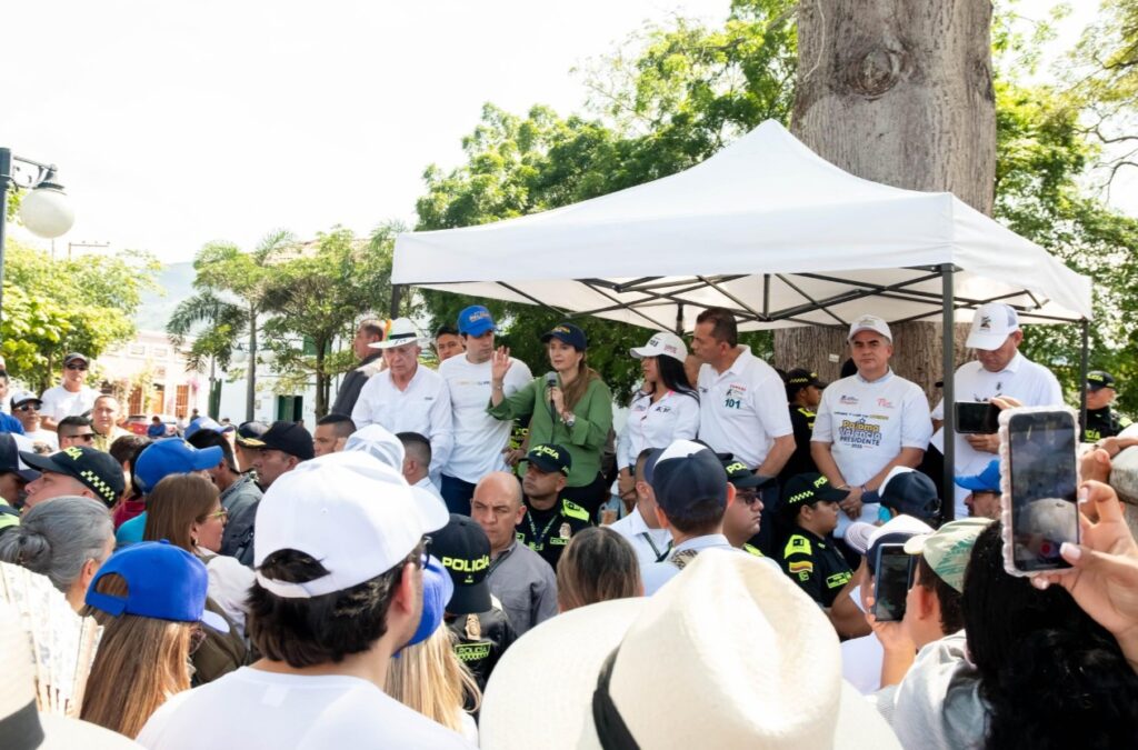 Presencia de mujer armada en acto de Paloma Valencia en Honda, Tolima, genera alerta