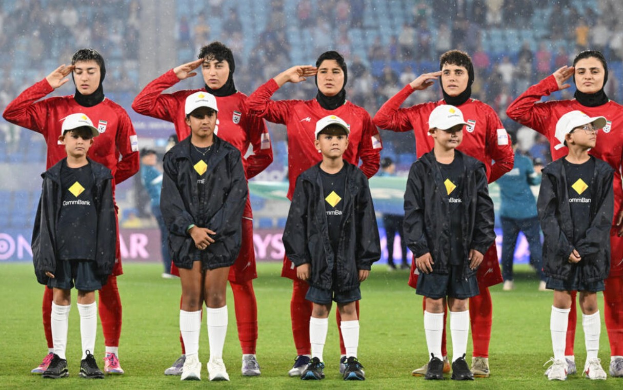 Australia otorga visados humanitarios a jugadoras de fútbol de Irán tras temor por su seguridad