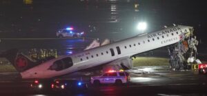 Choque entre avión y carro de bomberos en Nueva York deja dos muertos y trece heridos