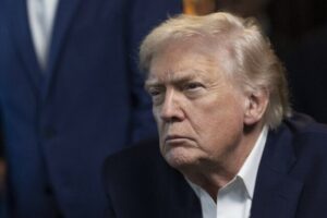 Advierten que Trump usaría “fuerza militar abrumadora” si Irán no reabre el estrecho de Ormuz