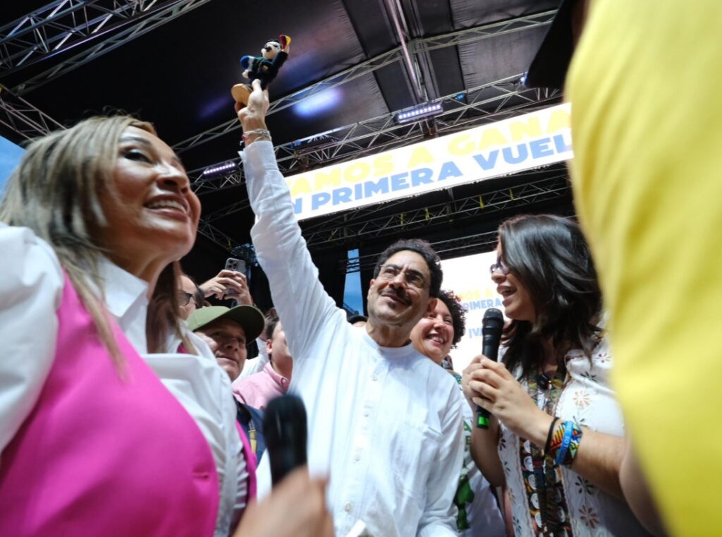 Iván Cepeda responde a polémica por fiesta en cárcel de Itagüí y lanza críticas a Paloma Valencia